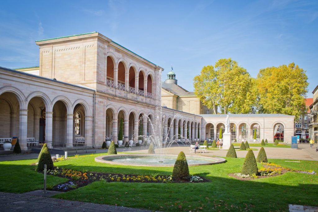 Kurpark mit Arkadenbau