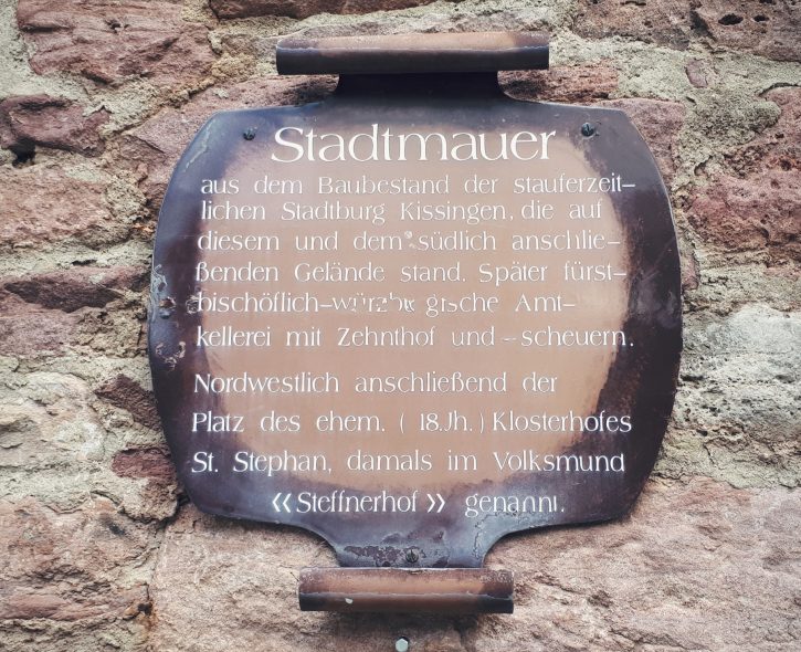 Stadtmauer Bad Kissingen mit Peter Heil Statue